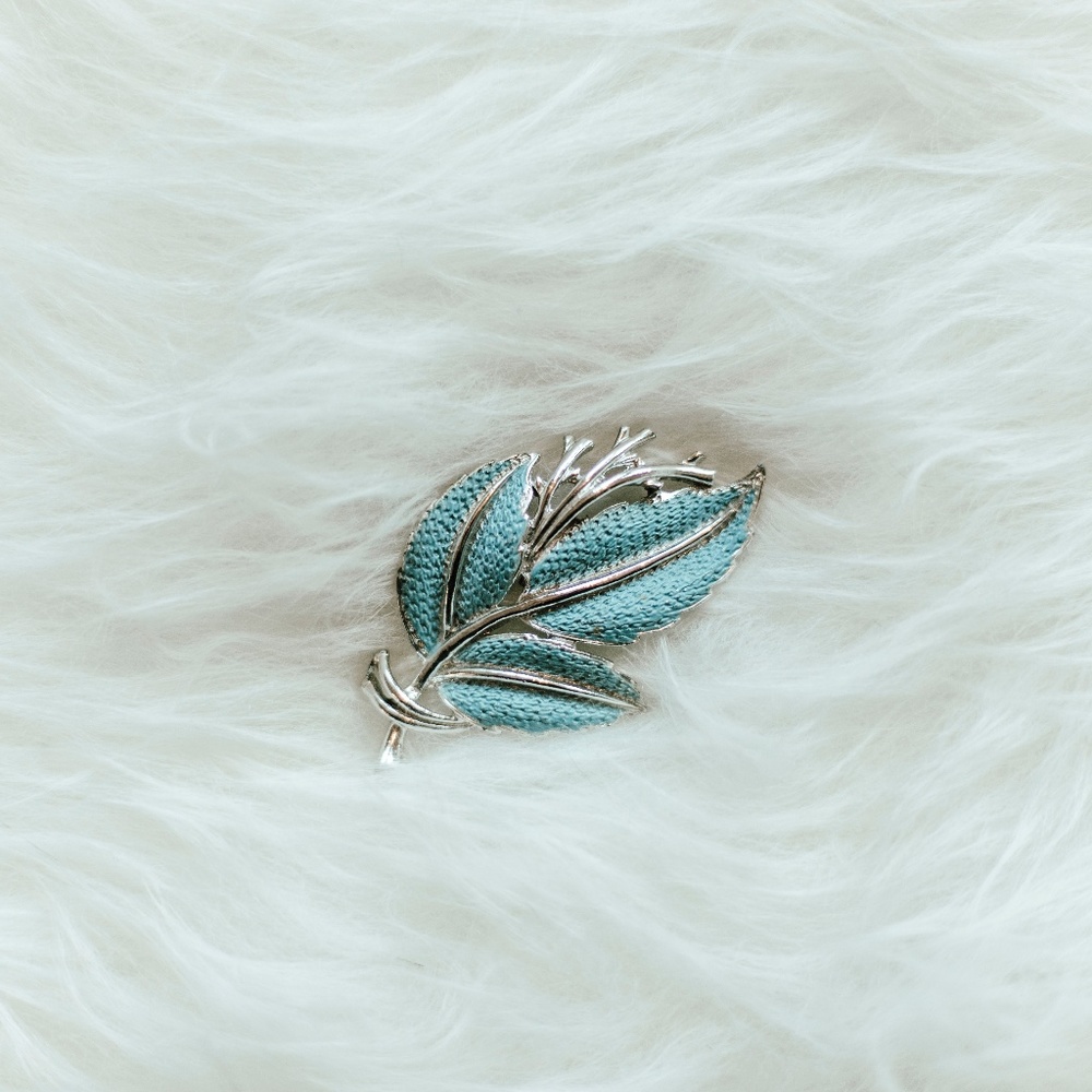 V I N T A G E leaf pin